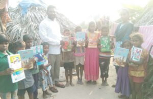 విద్యార్థులుకు పుస్తకాలు పంపిణీ