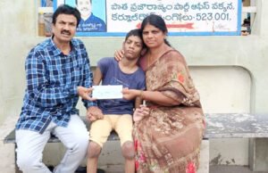 దివ్యాంగునికి వీల్ఛైర్ బహుకరణ
