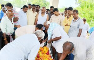 అశ్రునయనాల మధ్య అక్కయ్య చౌదరి అంతిమయాత్ర