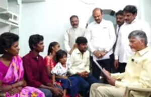 పెన్షన్ల పంపిణీలో చంద్రబాబు