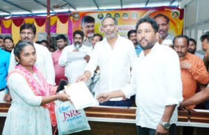 రూ.1.38 కోట్ల సీఎంఆర్ఎఫ్ చెక్కుల పంపిణీ