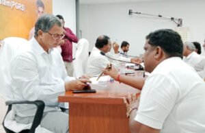 పీజీ ఆర్ఎస్లో డాక్టర్ తాడివలస దేవరాజు పిర్యాదు