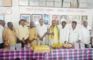 విద్యార్థినులకు పండ్లు పంపిణీ