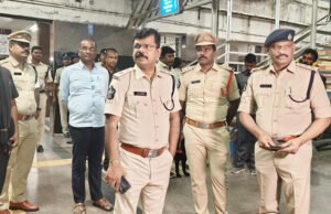 రైల్వేస్టేషన్లో అర్ధరాత్రి ఎస్పి మహేశ్వర్ తనిఖీ