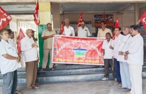 ఆయిల్ దోపిడీపై విచారణ జరపాలి. అక్రమ సస్పెన్షన్ ఎత్తేయాలని ధర్నా