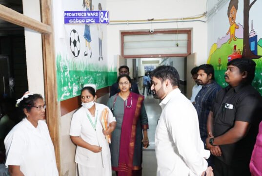 అర్ధరాత్రి ప్రభుత్వ ఆసుపత్రిలో ఎంపీ ఆకస్మిక తనిఖీ