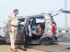 కారు టైరు పగిలి బోల్తా : ఒకరి మృతి, ఇరువురికి గాయాలు