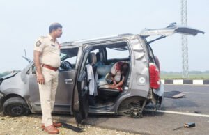 కారు టైరు పగిలి బోల్తా : ఒకరి మృతి, ఇరువురికి గాయాలు