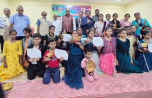 విద్యార్ధులకు బహుమతులు పంపిణీ