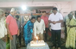 వృద్దాశ్రమంలో అన్నదానం