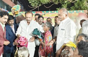 పేదలకు దుప్పట్లు పంపిణీ
