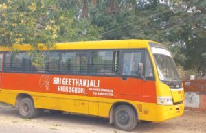 తెగిపడ్డ విద్యుత్తు తీగలు – త్రుటిలో తప్పిన పెను ప్రమాదం