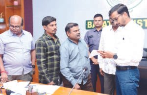 జాతీయ రహదారి వెంబడి సర్వీసు రోడ్డు నిర్మించాలి