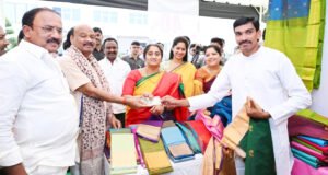 చేనేత వస్త్రాలను ధరించండి