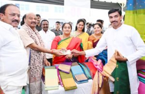 చేనేత వస్త్రాలను ధరించండి