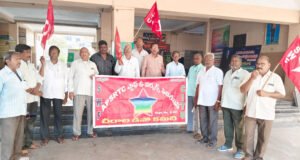 డిపోలు గ్యారేజీల ప్రైవేటీకరణకు వ్యతిరేకంగా ఎస్ డబ్ల్యూ ఎఫ్ ధర్నా