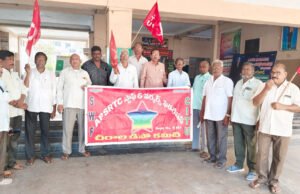 డిపోలు గ్యారేజీల ప్రైవేటీకరణకు వ్యతిరేకంగా ఎస్ డబ్ల్యూ ఎఫ్ ధర్నా