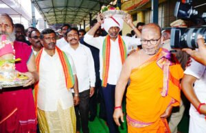 శ్రీ ప్రసన్నాంజనేయునికి మంత్రి గొట్టిపాటి పట్టు వస్త్రాలు సమర్పణ