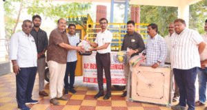 పేద విద్యార్థులకు చేయూత : కలెక్టర్ వి వినోద్కుమార్