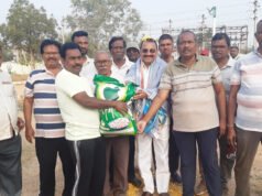 వృద్దాశ్రమానికి బియ్యం బహూకరణ