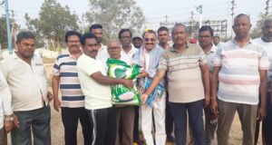 వృద్దాశ్రమానికి బియ్యం బహూకరణ