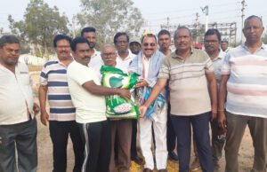 వృద్దాశ్రమానికి బియ్యం బహూకరణ