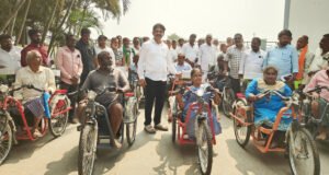 ఎలక్ట్రికల్ ట్రైసైకిళ్ళ పంపిణీ