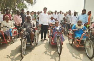 ఎలక్ట్రికల్ ట్రైసైకిళ్ళ పంపిణీ