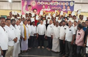 సిఎంఆర్ఎఫ్ చెక్కుల పంపిణీ