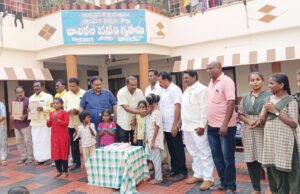 విద్యార్థులకు అట్టలు, పెన్నులు పంపిణీ