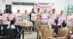 విద్యార్థినుల్లో స్ఫూర్తి నింపే చిత్రాల ప్రదర్శన