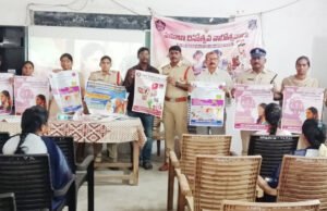 విద్యార్థినుల్లో స్ఫూర్తి నింపే చిత్రాల ప్రదర్శన