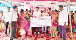 మహిళలకు రుణాలు పంపిణీ