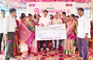 మహిళలకు రుణాలు పంపిణీ