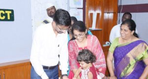 చిన్నారికి కలెక్టర్చే అక్షరాభ్యాసం