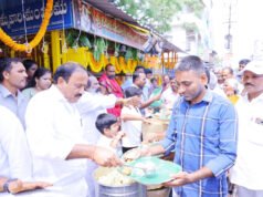 బాలికోన్నత పాఠశాల వద్ద అన్నదానం