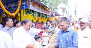 బాలికోన్నత పాఠశాల వద్ద అన్నదానం