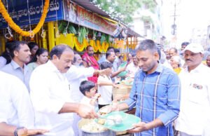 బాలికోన్నత పాఠశాల వద్ద అన్నదానం