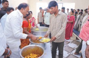 మద్యాహ్న భోజనం పరిశీలన