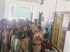 పోలీసు స్టేషన్లో పనితీరుపై విద్యార్ధులకు అవగాహన