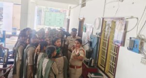 పోలీసు స్టేషన్లో పనితీరుపై విద్యార్ధులకు అవగాహన
