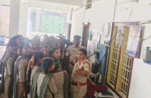 పోలీసు స్టేషన్లో పనితీరుపై విద్యార్ధులకు అవగాహన
