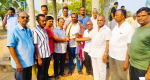 ఆర్యవైశ్య కళ్యాణ మండపానికి రూ.లక్ష విరాళం