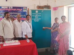 పాఠశాలకు బీరువా బహూకరణ