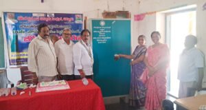 పాఠశాలకు బీరువా బహూకరణ