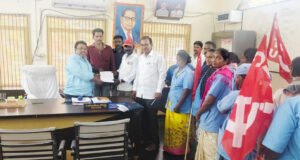 కార్మికులకు జీతం, పనిముట్లు తక్షణమే ఇవ్వాలి