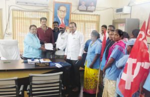 కార్మికులకు జీతం, పనిముట్లు తక్షణమే ఇవ్వాలి