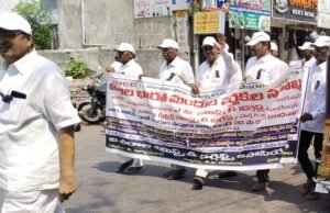 చీరాలలో మెడికల్ షాపులు బంద్
