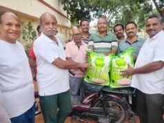 వృద్దాశ్రమానికి వాకర్స్ అసోసియేషన్ బియ్యం బహుకరణ