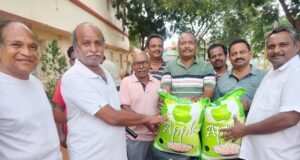 వృద్దాశ్రమానికి వాకర్స్ అసోసియేషన్ బియ్యం బహుకరణ